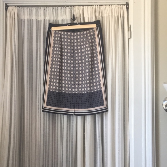 Ann Taylor knee length patterned skirt size 0 - Picture 2 of 3